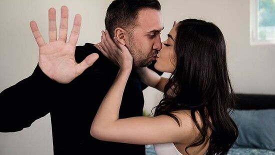 Папа увидел бритую письку дочери и понял, что обязан ее отжарить