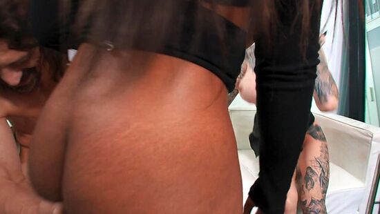 Много спермы на лицах двух красоток