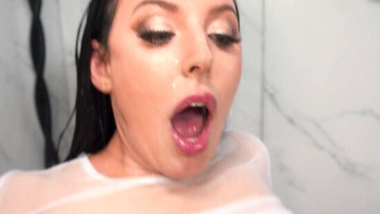 Angela White трахается в душе с накачанным соседом