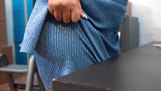 Сотрудницы отсасывают в офисе получая камшот на лицо