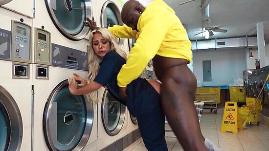 Блондинка уборщица обслуживает двух клиентом своей жопой