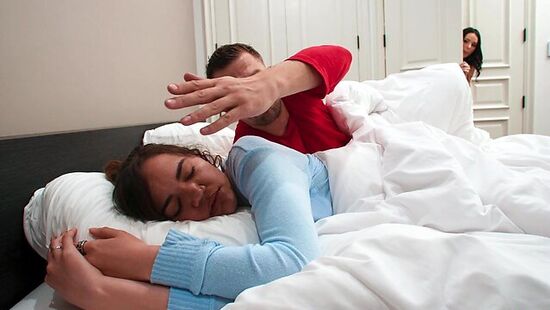 Порно измена - Старшая сестра трахнула моего парня!