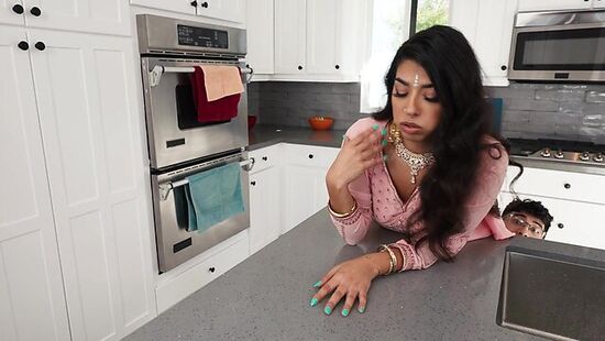 Brazzers - Вместе своей девушки парень решил присунуть её сестре