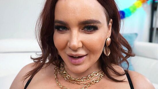 Мачеха охотно прыгает на члене своего пасынка