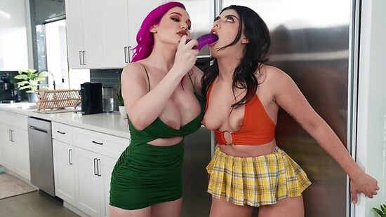 Милфа учит свою подругу ебаться по настоящему