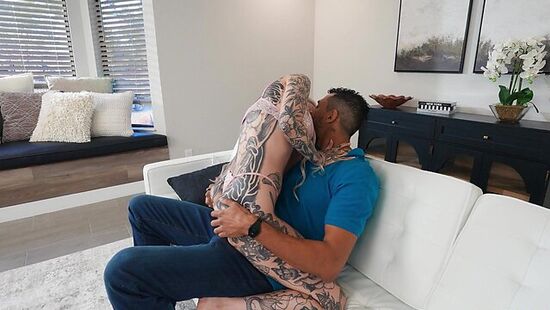 Николь получает грубый анал с парнем и его другом.