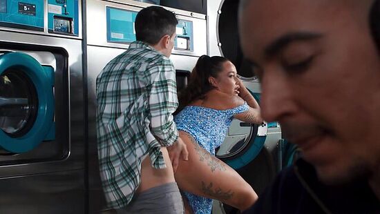 Джорди трахает незнакомку и умывает её кончой