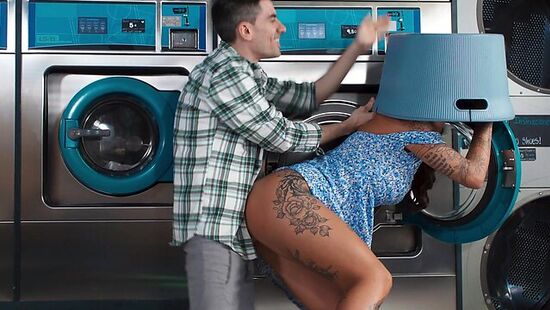 Джорди трахает незнакомку и умывает её кончой