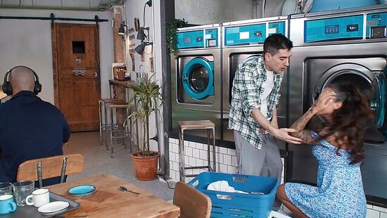 Джорди трахает незнакомку и умывает её кончой