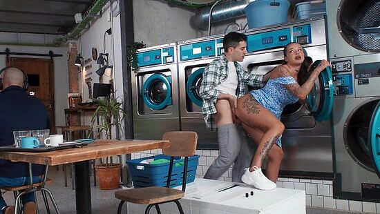 Джорди трахает незнакомку и умывает её кончой