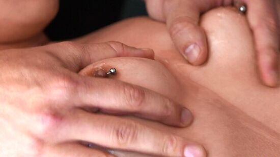 Худенькая азиатка получила массаж ног а затем и жесткий трах