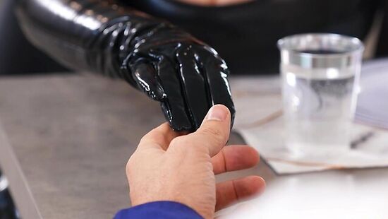 Шлюха в латексе получает куни от накачанного любовника