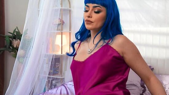 Мужик хорошенько просверлил анал горячей шлюхе