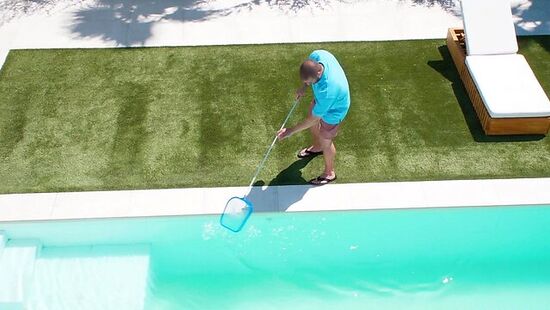 Садовник выебал чужую жену и кончил на лицо