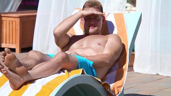 Сделала массаж, подрочила ножками и трахнула