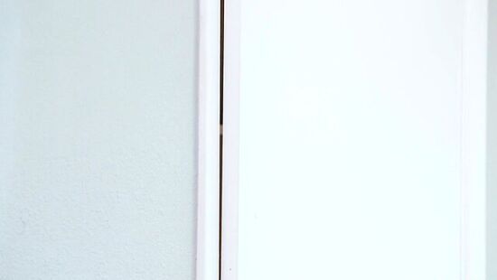 Пока девушка занималась йогой, парень трахал её подругу за спиной