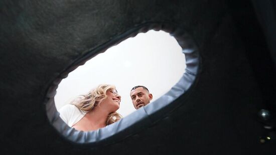 Негр выебал мамку своей девушки в её тугой анал