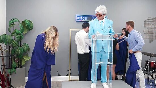 Студенты устроили оргию в студии звукозаписи