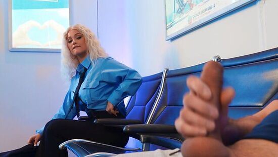 Секс в аэропорту с красотками из службы безопасности