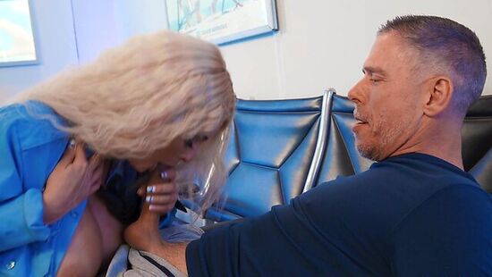 Секс в аэропорту с красотками из службы безопасности