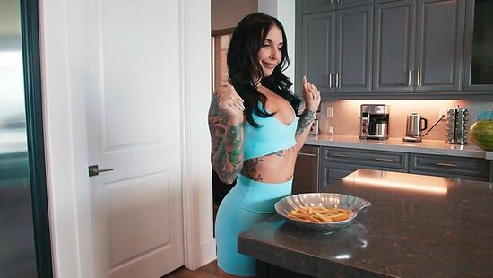 Гологдная жена желает два члена сразу