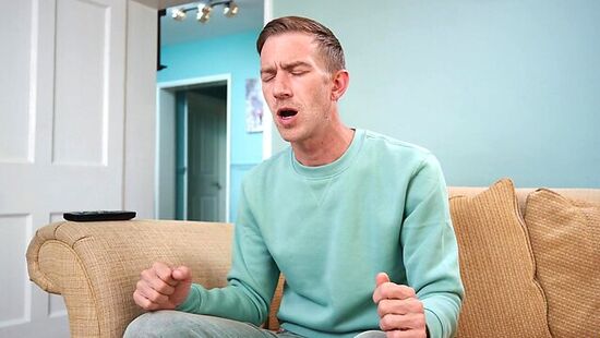 Сын вместе с другом трахает свою горячую мамку