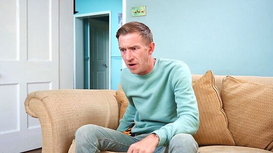 Сын вместе с другом трахает свою горячую мамку