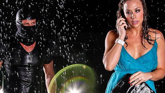 Парень в маске жадно трахает мокрую шатенку в глубокий анал