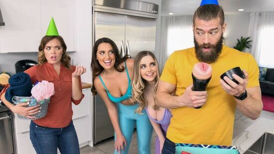 Блондинка и шатенка с большими сиськами во время вечеринки подарили парню секс ЖМЖ