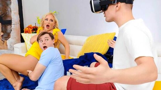 Мамка с большими сиськами трахается в тугой анал с приятелем сына