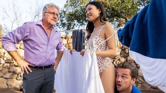 Молоденькая азиатка ебется во влажную пизду с соседом в прачечной