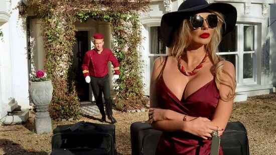 Богатая блондинка решила воспользоваться членом белбоя, чтобы удовлетворить себя