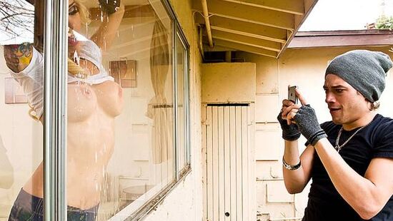 Brazzers - Мамка большими сиськами заманила пасынка и насадилась куни