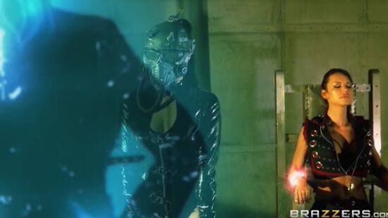 Брюнетка классно сосет и трахается в анал со своим спасителем