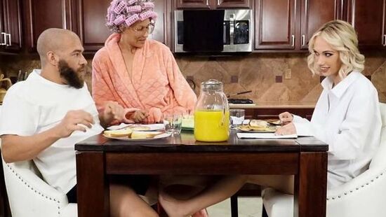 Горячая Скай Пирс страстно трахается с парнем в доме его бабушки