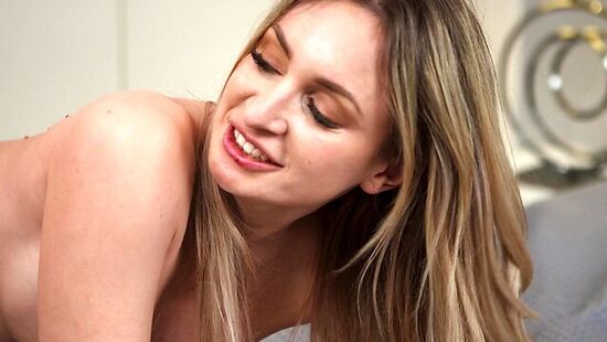 Жестко по имел свою подругу в жопу, за пиной у её отца