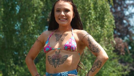 Парень трахнул молодую красотку на сеновале