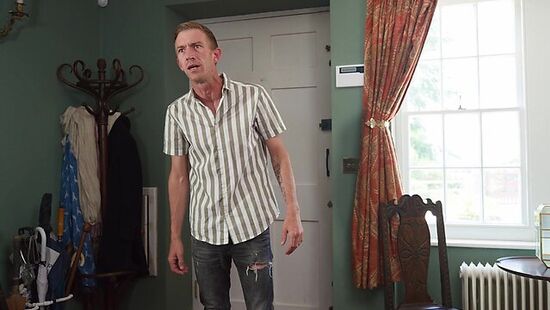 Парень трахнул молодую красотку на сеновале